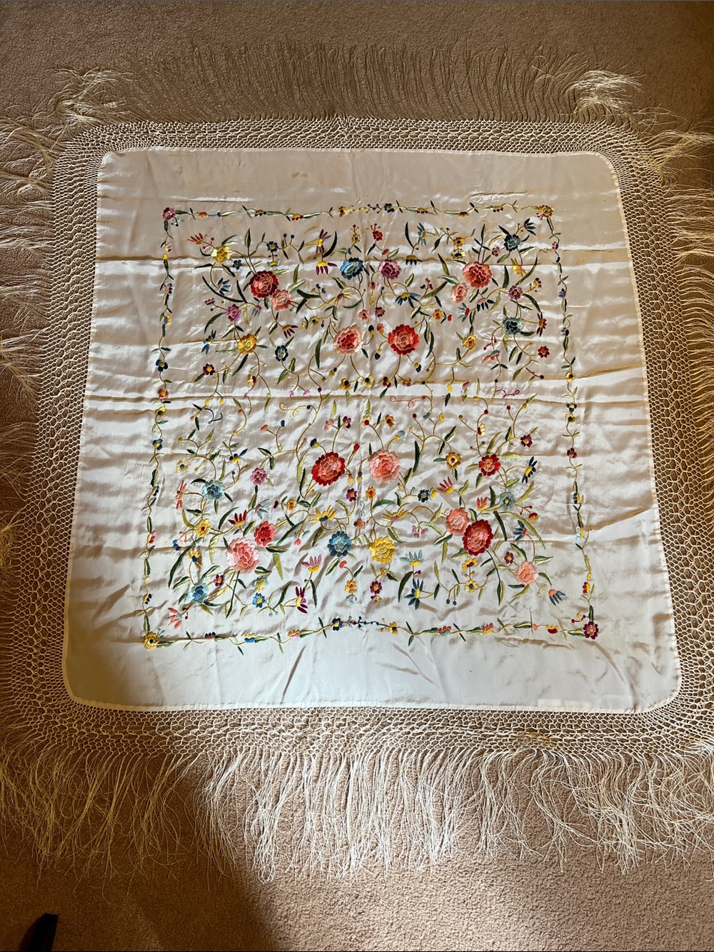 VTG. Marshall Fields &Co. globetrotter piano shawl. Embroidered, Made in Spain - Picture 3 of 11